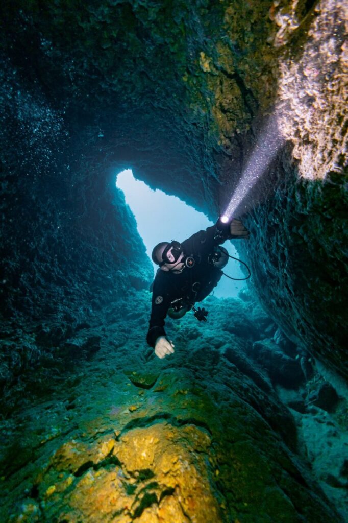 Tecline sidemount regulator cave