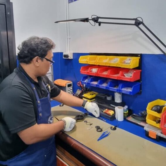 Aquamaster dive computer servicing