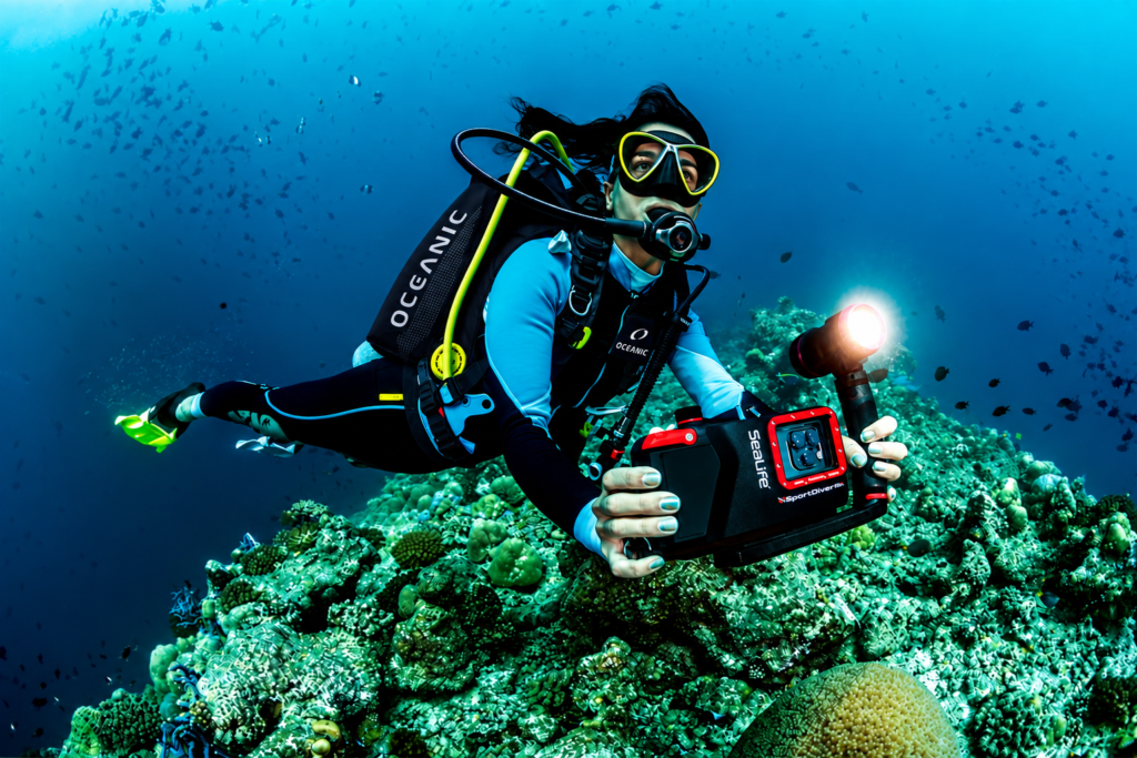 Underwater smartphone housing for scuba diving